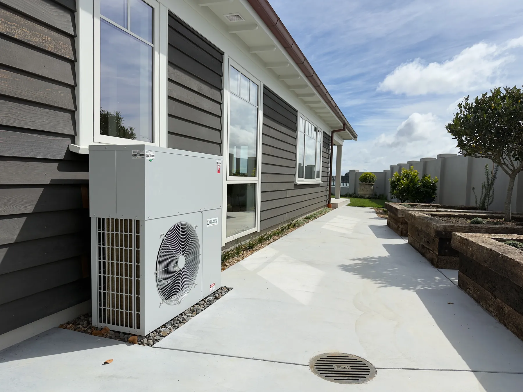 Air-to-water heat pump for underfloor heating on a gravel pad